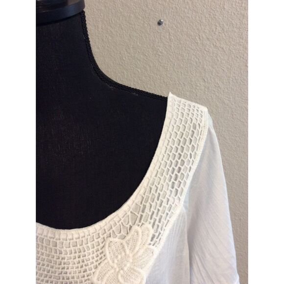 Plus size 1X Carolyn Taylor Short sleeve White Crochet Front Floral Top - Picture 5 of 5